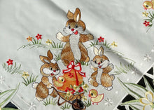 Lade das Bild in den Galerie-Viewer, Osterhasen Ostereier Tischdecke Mitteldecke zart gelb 85 x 85 cm