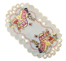 Lade das Bild in den Galerie-Viewer, Osterdecke beige rosa Ostern Osterhasen Tischläufer Tischdecke Mitteldecke