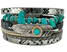 Lade das Bild in den Galerie-Viewer, Lederarmband im Westernstyle Country Feder Perlen türkise Steine 5 Stränge