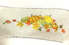 Lade das Bild in den Galerie-Viewer, Kürbis Herbstlaub Tischdecke Mitteldecke creme weiss beige 85 x 85 cm