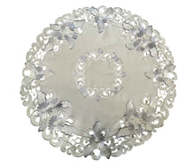 Lade das Bild in den Galerie-Viewer, Blumen silber / grau Tischläufer Tischdecke Mitteldecke Deckchen gestickt