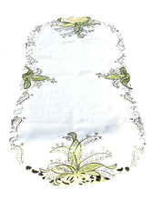 Lade das Bild in den Galerie-Viewer, Weiße Maiglöckchen Tischläufer Tischdecke Mitteldecke Deckchen gestickt