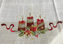 Lade das Bild in den Galerie-Viewer, Weihnachtsdecke Mitteldecke 3 Kerzen Geschenke creme weiss beige 85 x 85 cm