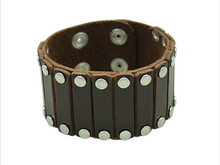 Lade das Bild in den Galerie-Viewer, Iron Spirit Breites Lederarmband mit Nieten – verstellbar