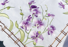 Lade das Bild in den Galerie-Viewer, Lila Orchidee Tischdecke Mitteldecke weiss 85 x 85 cm