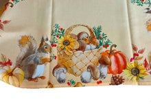 Lade das Bild in den Galerie-Viewer, Eichhörnchen Pilze Kürbis Herbstblätter Tischdecke Mitteldecke 85 x 85 cm