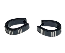 Lade das Bild in den Galerie-Viewer, Midnight Stripes Creolen Edelstahl schwarz mit silbernen Streifen – 16 x 5 mm