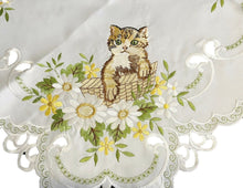 Lade das Bild in den Galerie-Viewer, Katze im Korb Katzenmotiv Tischdecke Mitteldecke Bestickt Weiss 85 x 85 cm