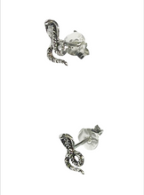 Lade das Bild in den Galerie-Viewer, „SilverSerpent“ Ohrstecker Kobra – 925er Silber – ca. 9 x 5 mm