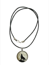 Lade das Bild in den Galerie-Viewer, Lunar Wolf Spirit Kette mit Wolf Motiv – Cabochon Anhänger