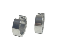 Lade das Bild in den Galerie-Viewer, Silver Edge Creolen Edelstahl silberfarben – Ø 20 mm, 6 mm breit
