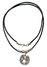 Lade das Bild in den Galerie-Viewer, Lucky Spirit – Wild Horse Kette Pferd im Hufeisen – Baumwollwachsband – 48 cm