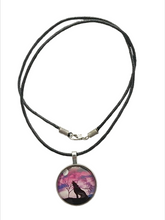 Lade das Bild in den Galerie-Viewer, Lunar Wolf Spirit Kette mit Wolf Motiv – Cabochon Anhänger