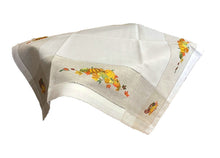 Lade das Bild in den Galerie-Viewer, Kürbis Herbstlaub Tischdecke Mitteldecke creme weiss beige 85 x 85 cm
