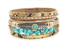 Lade das Bild in den Galerie-Viewer, Lederarmband im Westernstyle Country Feder Perlen türkise Steine 5 Stränge