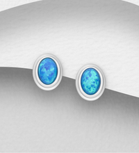 Lade das Bild in den Galerie-Viewer, "Ozeanträume" – Ohrstecker mit synthetischem Opal in 925er Silber