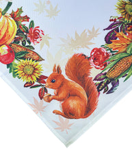 Lade das Bild in den Galerie-Viewer, Eichhörnchen Kürbis Herbstblätter Äpfel Sonnenblume Tischdecke Mitteldecke 85 x