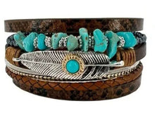Lade das Bild in den Galerie-Viewer, Lederarmband im Westernstyle Country Feder Perlen türkise Steine 5 Stränge