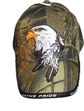 Lade das Bild in den Galerie-Viewer, Basecap, Mütze mit Schild und bestickt mit Adler Federn Native Pride