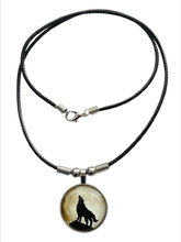 Lade das Bild in den Galerie-Viewer, Lunar Wolf Spirit Kette mit Wolf Motiv – Cabochon Anhänger