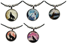 Lade das Bild in den Galerie-Viewer, Lunar Wolf Spirit Kette mit Wolf Motiv – Cabochon Anhänger
