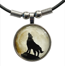 Lade das Bild in den Galerie-Viewer, Lunar Wolf Spirit Kette mit Wolf Motiv – Cabochon Anhänger