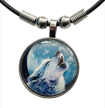 Lade das Bild in den Galerie-Viewer, Lunar Wolf Spirit Kette mit Wolf Motiv – Cabochon Anhänger