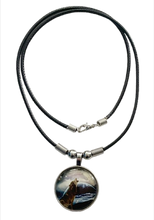 Lade das Bild in den Galerie-Viewer, Lunar Wolf Spirit Kette mit Wolf Motiv – Cabochon Anhänger