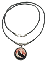 Lade das Bild in den Galerie-Viewer, Lunar Wolf Spirit Kette mit Wolf Motiv – Cabochon Anhänger