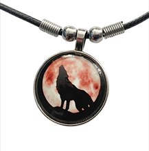 Lade das Bild in den Galerie-Viewer, Lunar Wolf Spirit Kette mit Wolf Motiv – Cabochon Anhänger