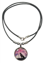Lade das Bild in den Galerie-Viewer, Lunar Wolf Spirit Kette mit Wolf Motiv – Cabochon Anhänger