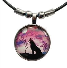 Lade das Bild in den Galerie-Viewer, Lunar Wolf Spirit Kette mit Wolf Motiv – Cabochon Anhänger