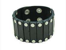 Lade das Bild in den Galerie-Viewer, Iron Spirit Breites Lederarmband mit Nieten – verstellbar