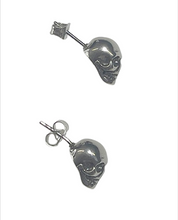 Lade das Bild in den Galerie-Viewer, Dark Spirit Skull Ohrstecker Totenkopf aus Edelstahl – ca. 8 × 13 × 10 mm