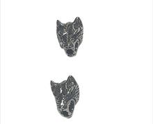 Lade das Bild in den Galerie-Viewer, Fenrisblick Ohrstecker Wolfskopf aus Edelstahl detailreich – ca. 8 × 13 × 10 mm