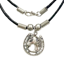 Lade das Bild in den Galerie-Viewer, Lucky Spirit – Wild Horse Kette Pferd im Hufeisen – Baumwollwachsband – 48 cm