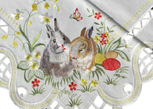 Lade das Bild in den Galerie-Viewer, Osterhasen Ostereier Tischdecke Mitteldecke creme weiss 85 x 85 cm