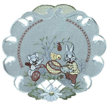 Lade das Bild in den Galerie-Viewer, Osterhasen silber / grau Tischläufer Tischdecke Mitteldecke Deckchen gestickt