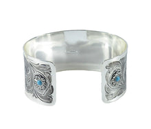 Lade das Bild in den Galerie-Viewer, Breiter Armreifen Armspange aus German Silver Handgraviert mit türkisen Steinen