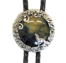 Lade das Bild in den Galerie-Viewer, Labradorit Vintage Bolo Tie Westernkrawatte Heulender Wolf versilbert