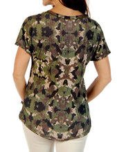 Lade das Bild in den Galerie-Viewer, Freedom Camouflage Flagge USA T-Shirt Tarnmuster