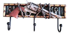 Lade das Bild in den Galerie-Viewer, Kleiderhaken Garderobe Hakenbrett Colt Pistole Western 3 Haken