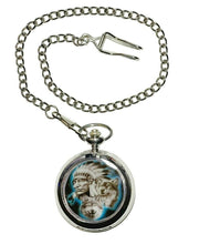 Lade das Bild in den Galerie-Viewer, Taschenuhr mit Sprungdeckel und Kette Native American Wolf Federhaube Western