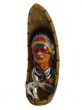 Lade das Bild in den Galerie-Viewer, Indianer Figur Kanu Einbaum Westerndekoration 4 Variationen 22,5 cm