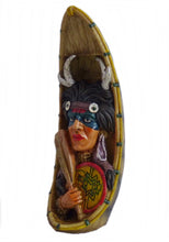 Lade das Bild in den Galerie-Viewer, Indianer Figur Kanu Einbaum Westerndekoration 4 Variationen 22,5 cm