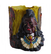 Lade das Bild in den Galerie-Viewer, Stiftehalter Vase Köcher im Westernstyle Indianer auf Baumstamm handbemalt