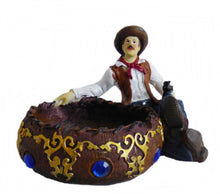 Lade das Bild in den Galerie-Viewer, Aschenbecher im Westernstyle, Western Cowboy Colt / Winchester handbemalt