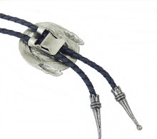 Lade das Bild in den Galerie-Viewer, Bärentatze mit Federn Bolo Tie Westernkrawatte Westernschmuck