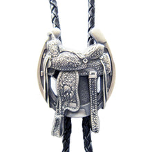 Lade das Bild in den Galerie-Viewer, Westernsattel Hufeisenund Cowboystiefel versilbertes Bolo Tie Westernkrawatte