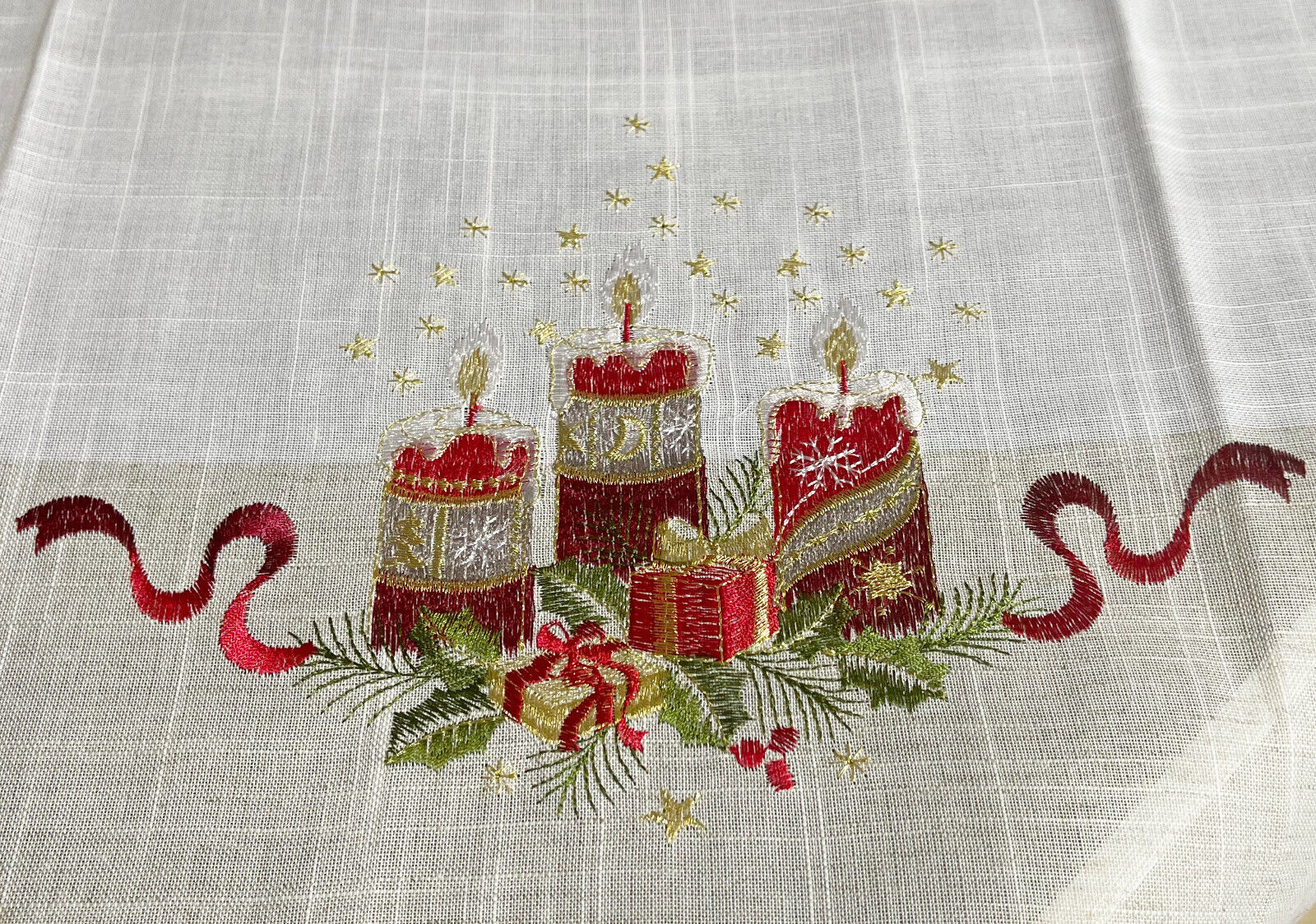 Weihnachtsdecke Mitteldecke 3 Kerzen Geschenke creme weiss beige 85 x – westernlifestyle